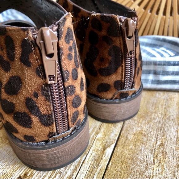 New! Leopard Criss Cross Flats with Zipper - Picture 8 of 8
